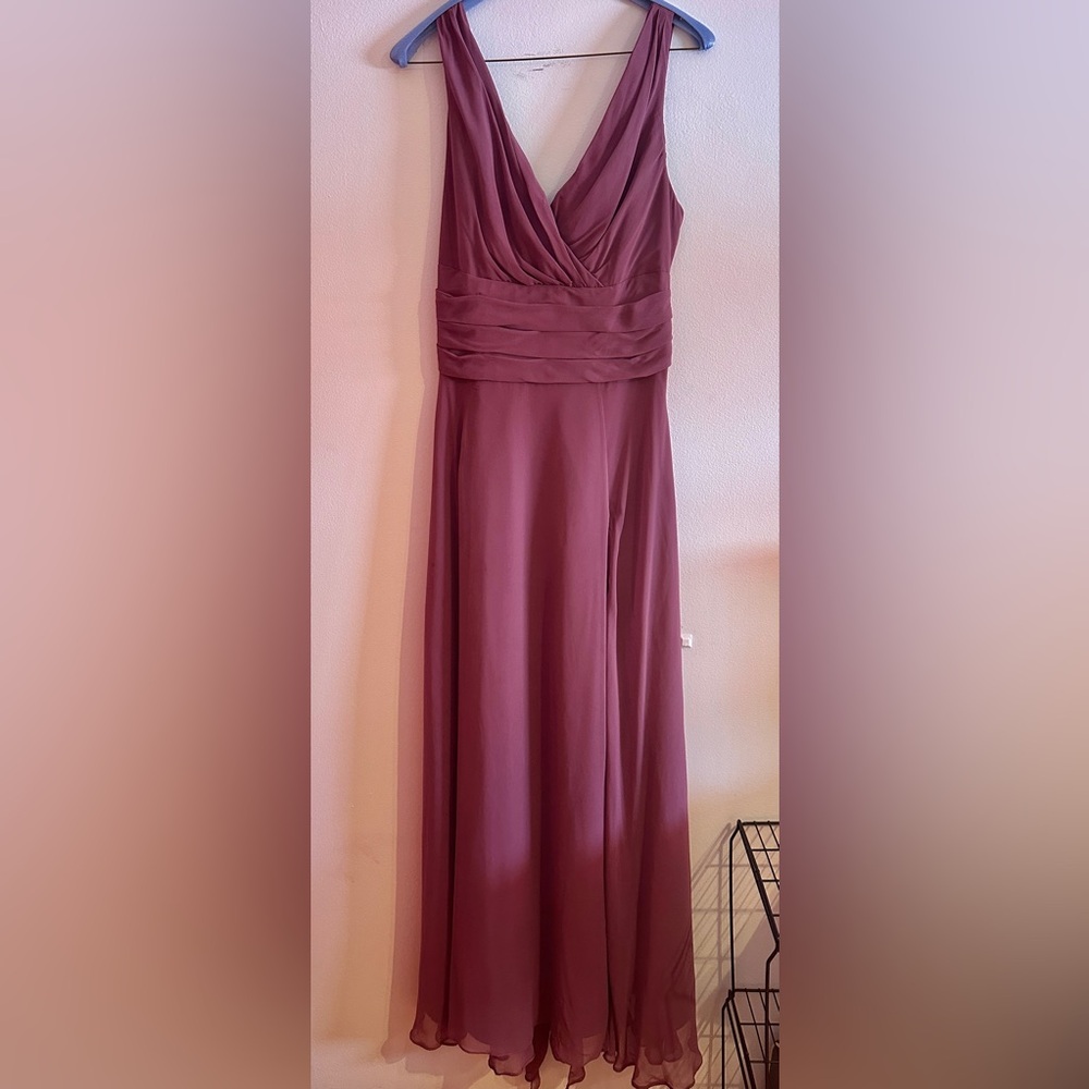 David’s Bridal Elegant Sleeveless Flowy Chiffon Gown … Sz…